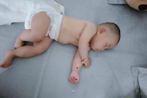 衡水宝宝胳膊上起红疙瘩